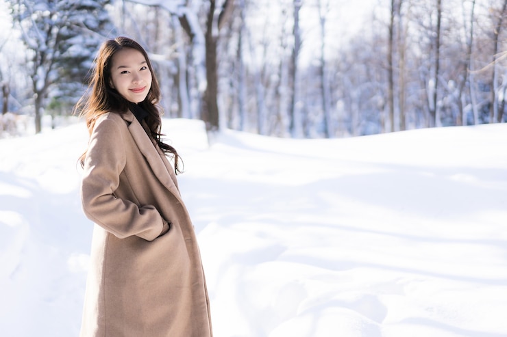 免費 Photo 肖像 年轻美丽的亚洲女人微笑快乐的旅行和享受雪冬季