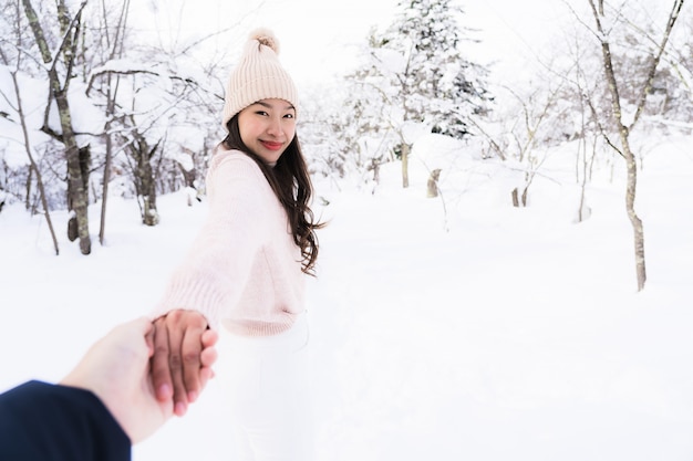 Ritratto giovane bella donna asiatica sorriso felice viaggio e godere con la stagione invernale della neve