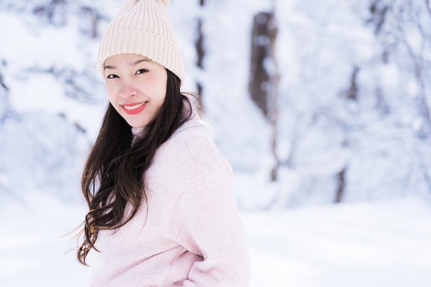 Ritratto giovane bella donna asiatica sorriso felice viaggio e godere con la stagione invernale della neve