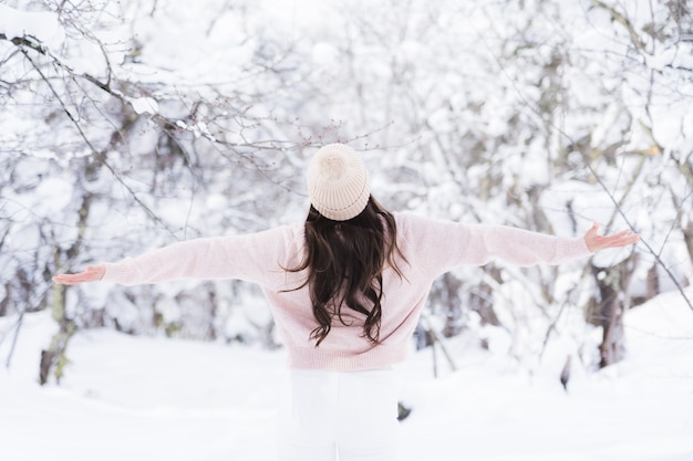 Foto gratuita ritratto giovane bella donna asiatica sorriso felice viaggio e godere con la stagione invernale della neve