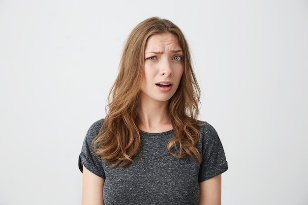 Free photo portrait of young beautiful girl suspiciously with opened mouth .