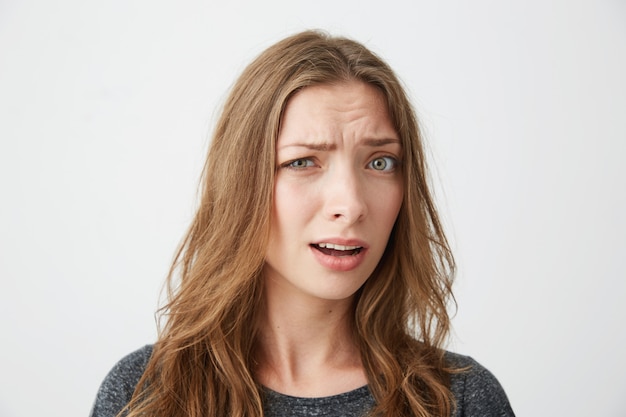 Free photo portrait of young beautiful girl suspiciously with opened mouth .