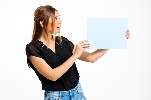 Free photo portrait of young beautiful girl over white background. copy space.