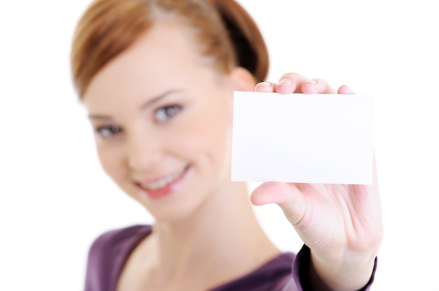 빈 흰색 카드와 함께 젊은 아름 다운 행복 한 여자의 초상화