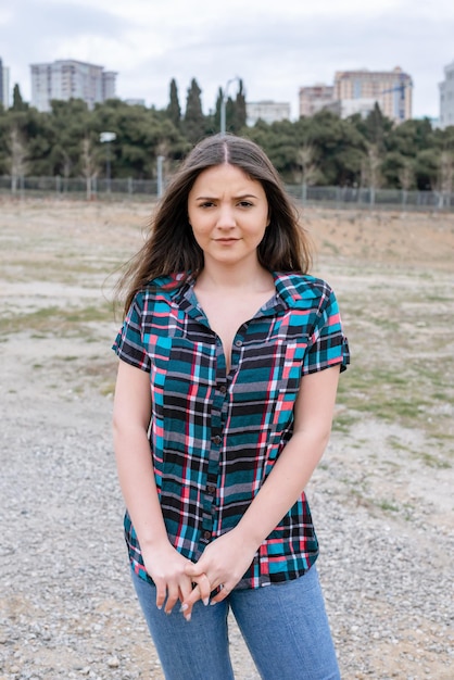 Free photo portrait of young beautiful model at the yard