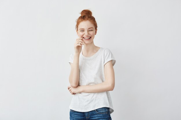 笑っている若い美しい赤毛の女性の肖像画。
