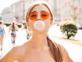 Free photo portrait of a young beautiful smiling hipster girl