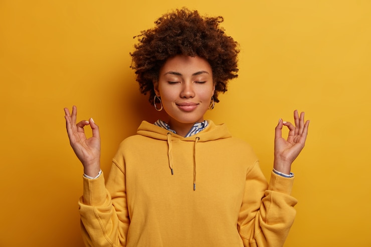 Free Photo portrait of young and beautiful woman gesticulating