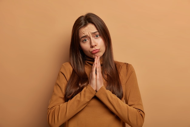 Portrait of young and beautiful woman gesticulating