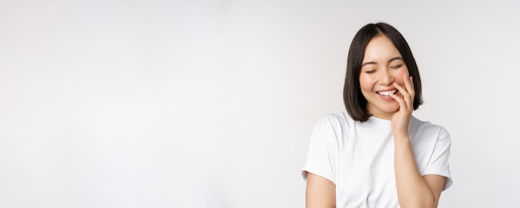 無料Photo 笑って笑って笑ってコケティッシュに立っている若い美しい女性の韓国の女の子の肖像画
