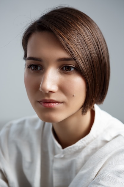 Free photo portrait of young beautiful woman smiling