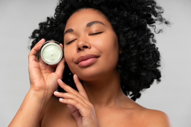 Free photo portrait of young beautiful woman with beauty product