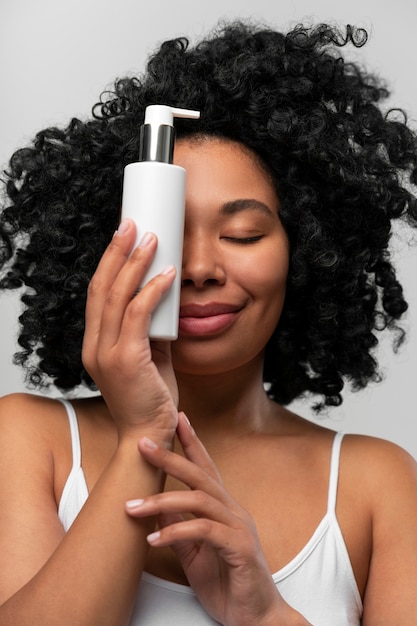 Free photo portrait of young beautiful woman with beauty product