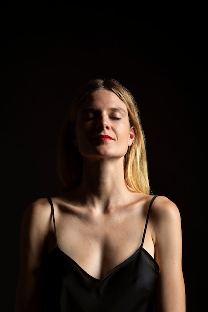 Free photo portrait of young beautiful woman with black dress