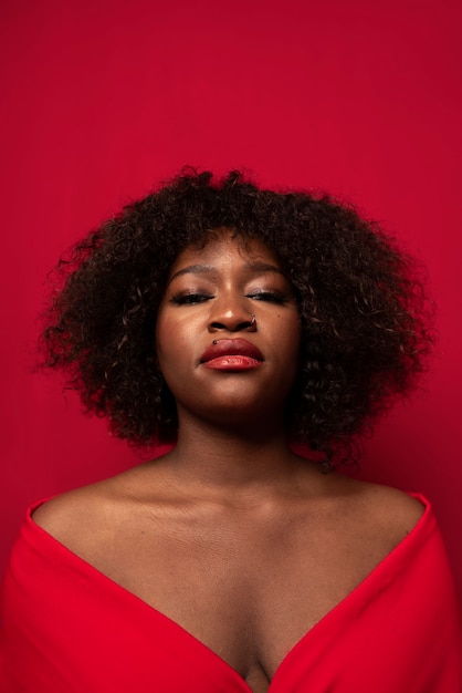 Free photo portrait of young beautiful woman with red dress