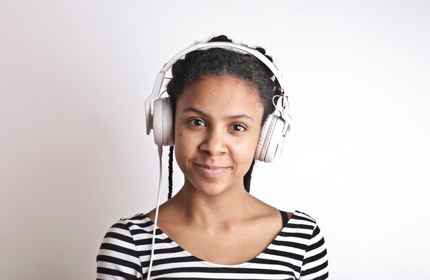 портрет молодой черной девушки во время прослушивания музыки