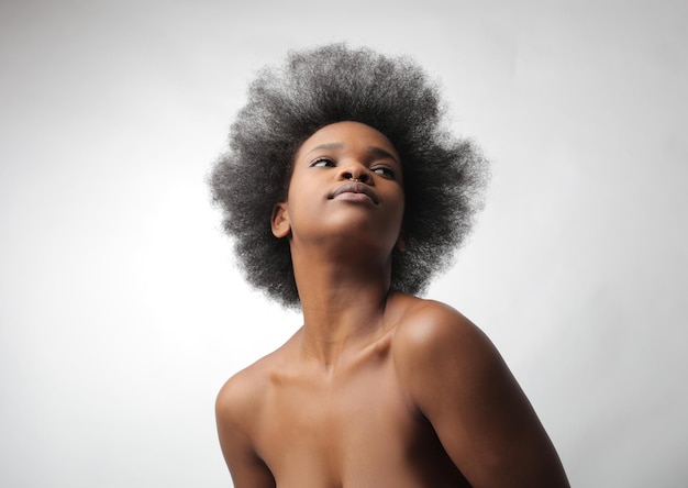 灰色の背景に若い黒人女性の肖像画