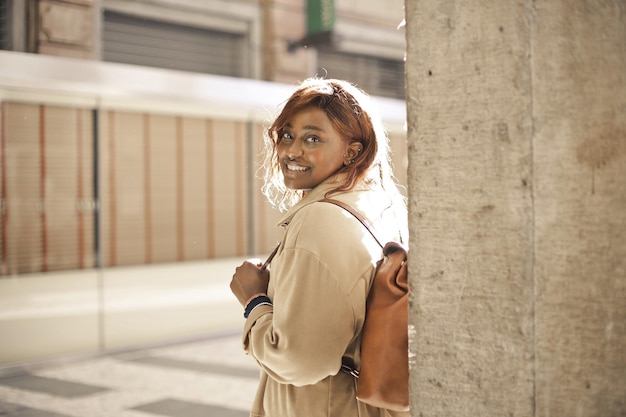 Foto gratuita ritratto di giovane donna nera in strada