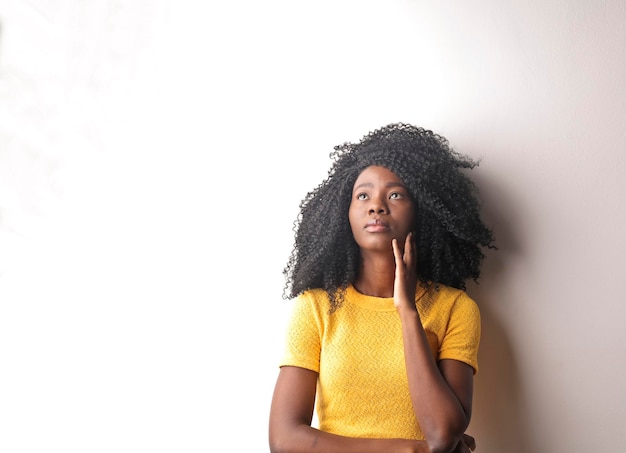 портрет молодой черной женщины в студии