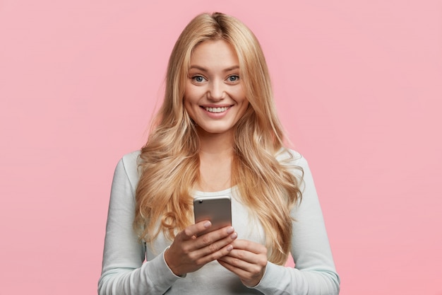 Free photo portrait of young blonde woman posing