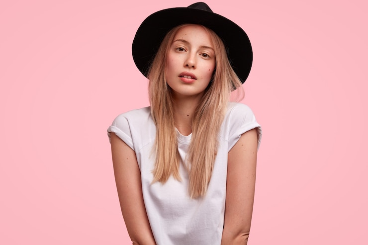 Free Photo portrait of young blonde woman wearing big hat