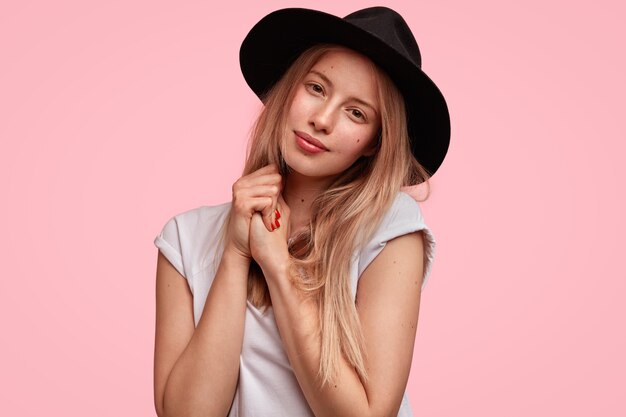 Портрет молодой блондинки в большой шляпе