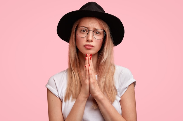 Portrait of young blonde woman wearing big hat