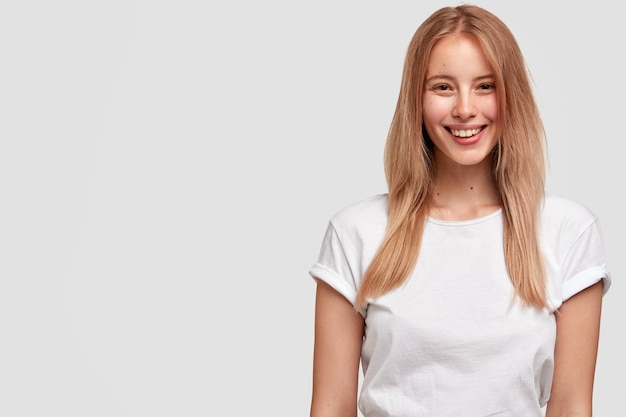 Портрет молодой блондинки в белой футболке