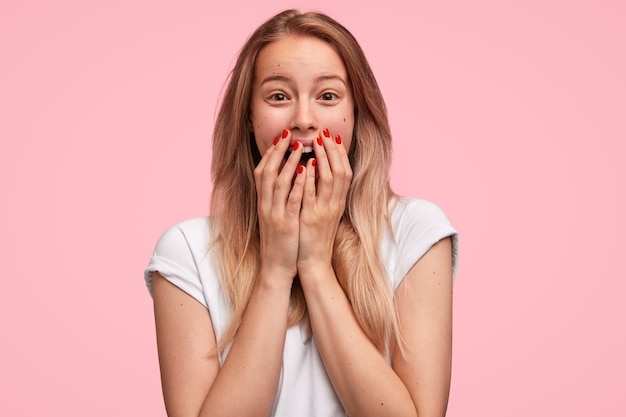 Free photo portrait of young blonde woman