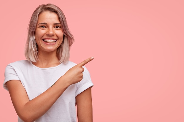 Free photo portrait of young blonde woman