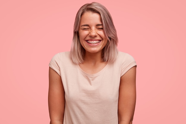 Free photo portrait of young blonde woman