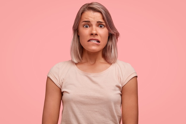 Free photo portrait of young blonde woman