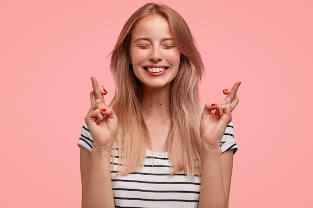 Free photo portrait of young blonde woman