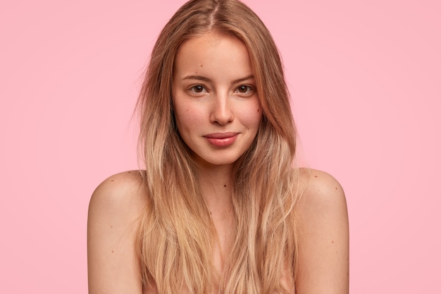 Free photo portrait of young blonde woman