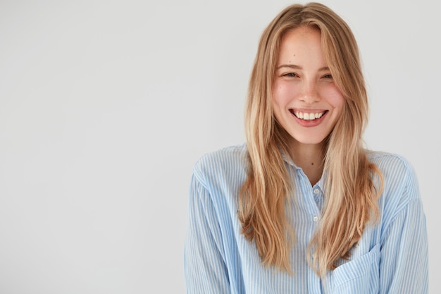 Free photo portrait of young blonde woman