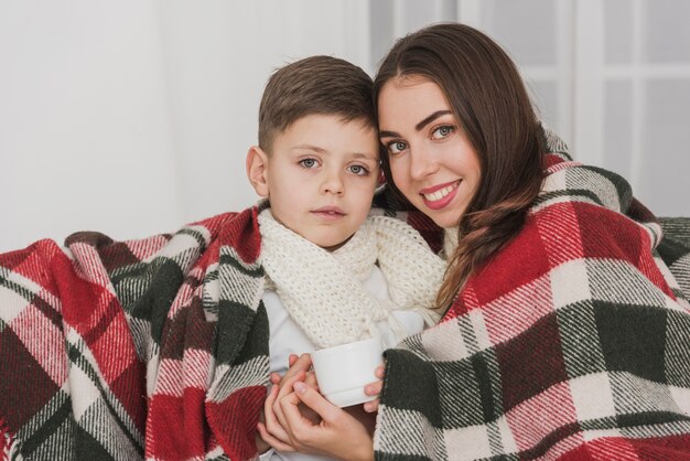 Foto gratuita ritratto di giovane ragazzo e sua madre