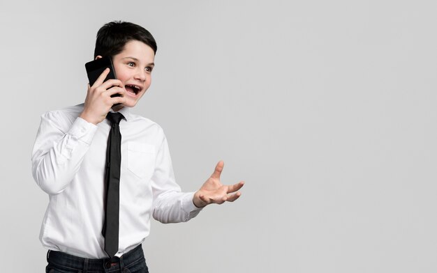 携帯電話で話している若い男の子の肖像画