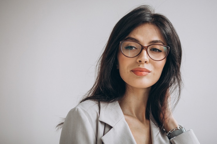 Free Photo portrait of a young business woman in office