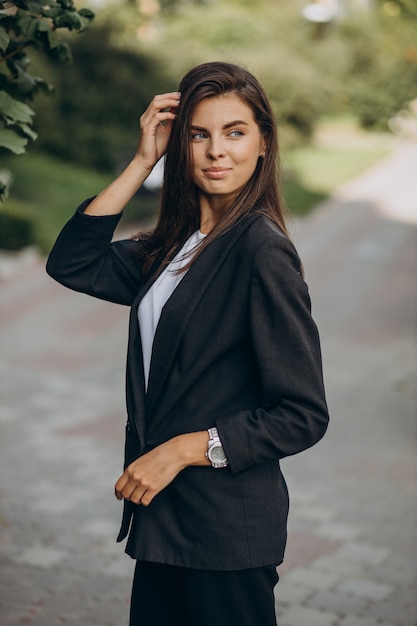 Free photo portrait of young business woman in park