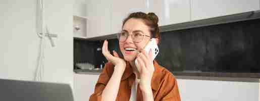 Free photo portrait of young businesswoman selfemployed lady working from home making phone calls to clients