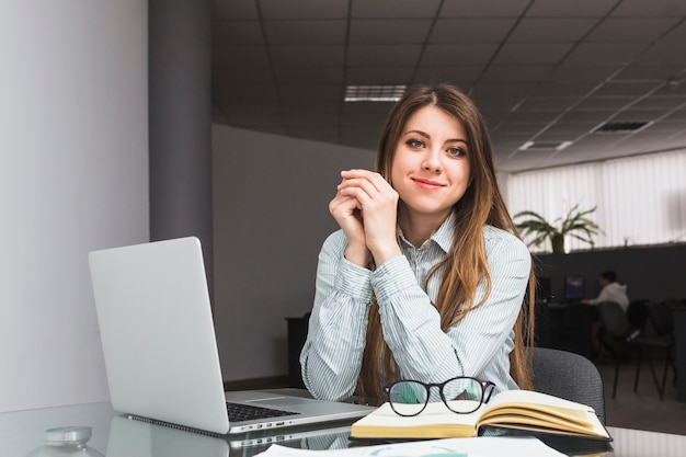 Free photo portrait of a young businesswoman