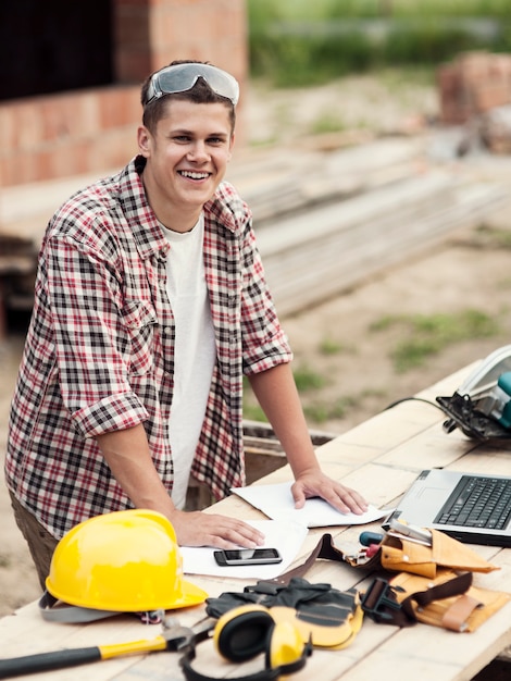 Free photo portrait of young carpenter