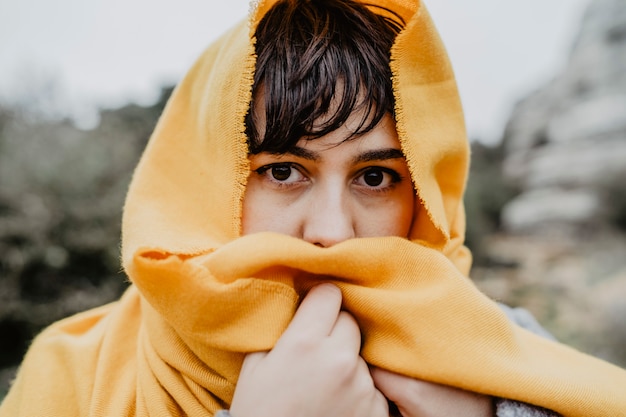 Портрет молодой кавказской девушки в желтом шарфе