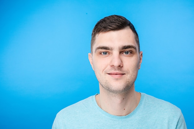Free photo portrait of young caucasian male with short dark hair and pretty face is happy