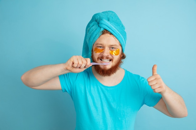 Foto gratuita ritratto di giovane uomo caucasico nella sua giornata di bellezza e routine di cura della pelle