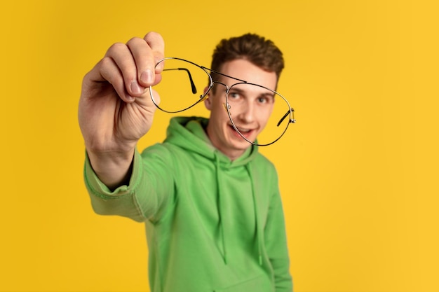 Free photo portrait of young caucasian man isolated on yellow