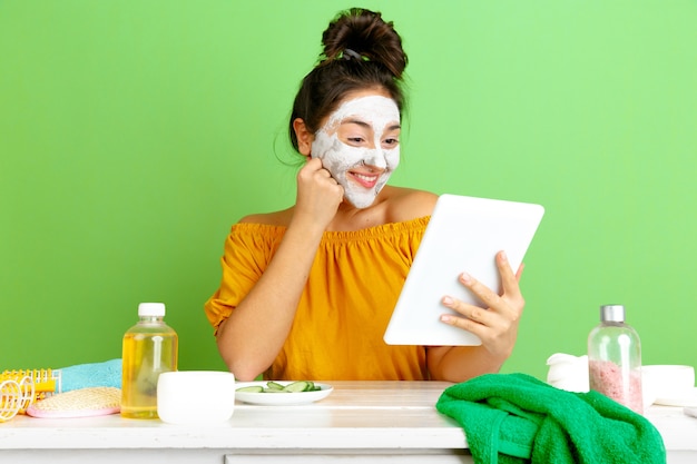 Foto gratuita ritratto di giovane donna caucasica nella routine di cura di bellezza giorno, pelle e capelli.