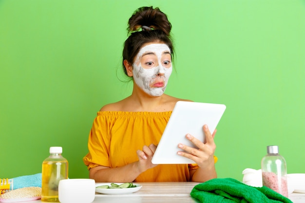 Foto gratuita ritratto di giovane donna caucasica nella routine di cura di bellezza giorno, pelle e capelli