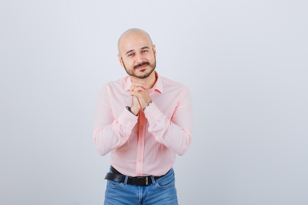 Free photo portrait of a young cheerful man