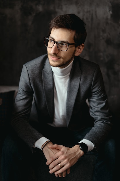 Портрет молодой, уверенный в себе бизнесмен в очках